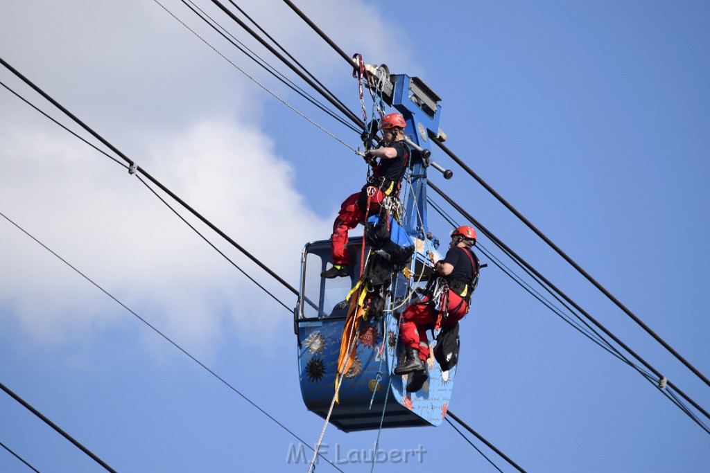 Koelner Seilbahn Gondel blieb haengen Koeln Linksrheinisch P364.JPG - Miklos Laubert